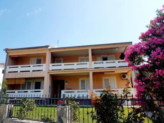 Ara-Kata Apartment Baska  Ngoại thất bức ảnh